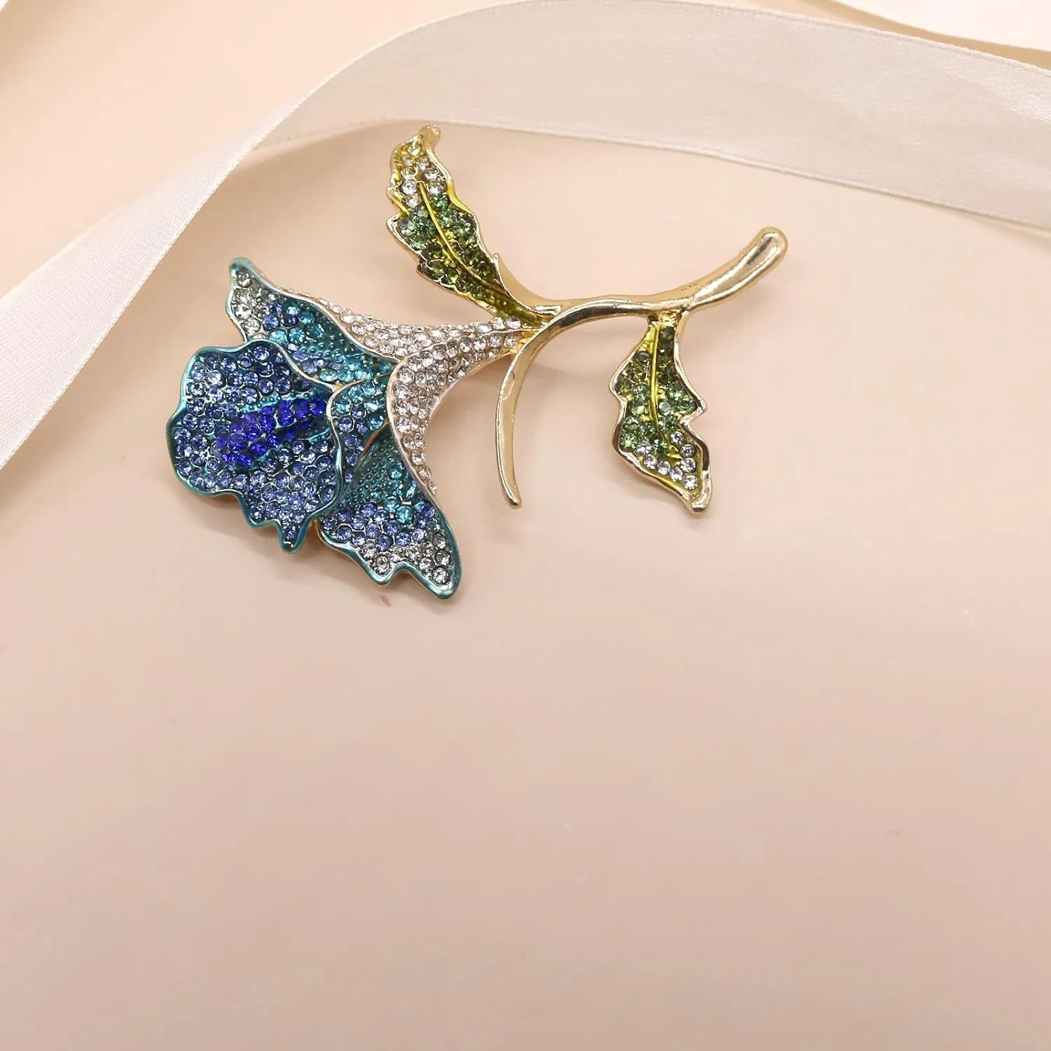 Crystal Pearl Flower Brooches Pins Fashion Beautiful Created Rhinestone Floral Brooch Good Idea for Party Dance Wedding Banquet for Elegant Women Girl