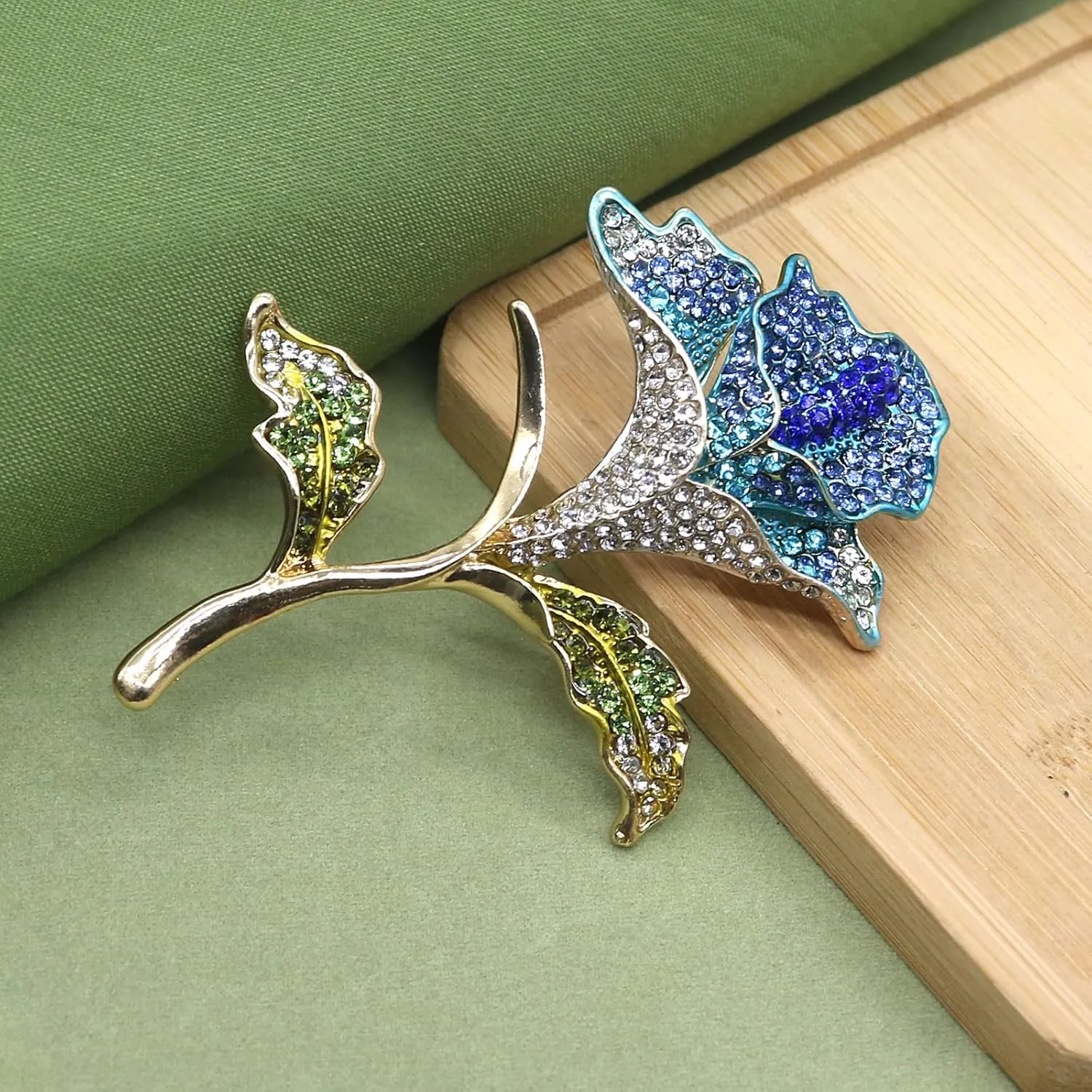 Crystal Pearl Flower Brooches Pins Fashion Beautiful Created Rhinestone Floral Brooch Good Idea for Party Dance Wedding Banquet for Elegant Women Girl