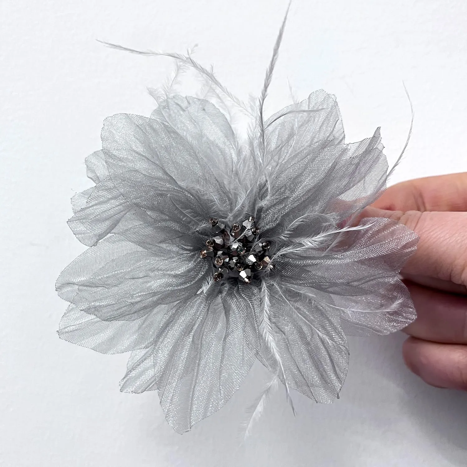 Women's Brooches 4pcs Organza Flower Feather Hair Clip Dancer Pin up Mexican Hair Flowers Clips Hairpin Brooch Tea Party Hats Headpieces Cotume Decor (gray)